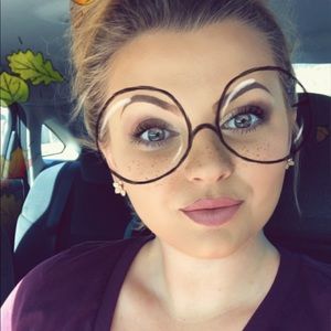 Meet your Posher, Cassandra